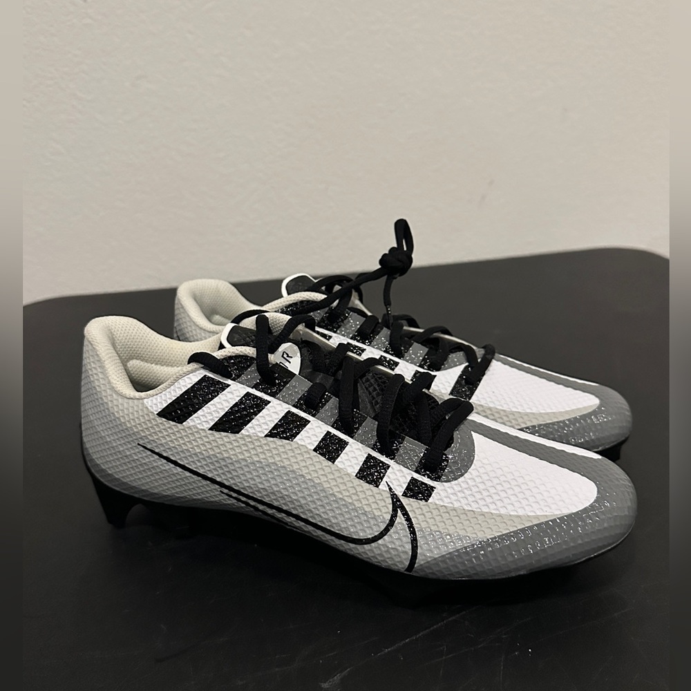 Nike Men's Black, White, and Gray Athletic Shoes